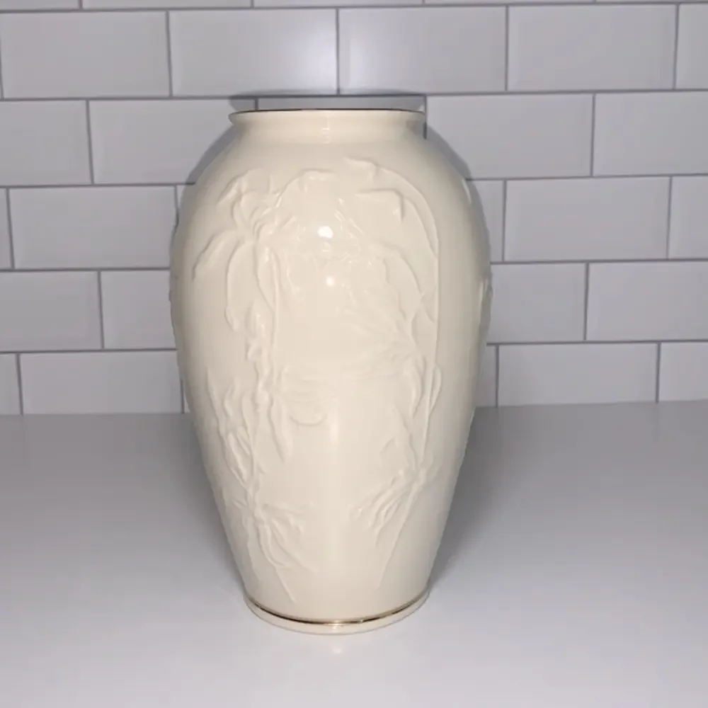 Lenox vintage white ceramic iris Masterpiece Small Vase.  24kt gold trim.‎ NIB